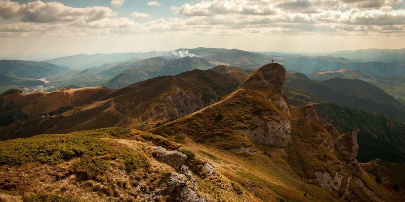 广告招牌安装全攻略:玻璃幕墙、砖混、轻钢龙骨三大墙体承重分析与专业固定方案