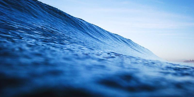 征服玻璃幕墙:现代标识标牌与广告牌的特殊安装技术与安全全解析