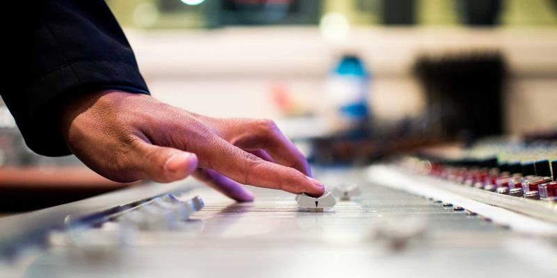 招牌背后的心理博弈：色彩、形状与符号如何悄然撬动消费者进店决策