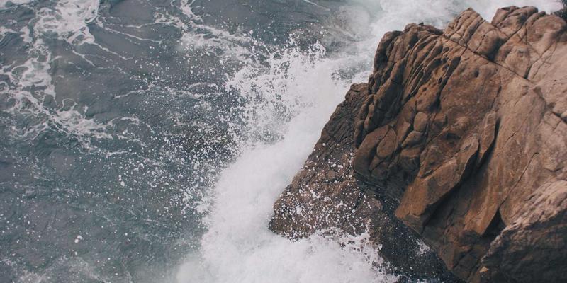 筑牢安全防线：广告招牌安装施工规范与常见隐患深度解析