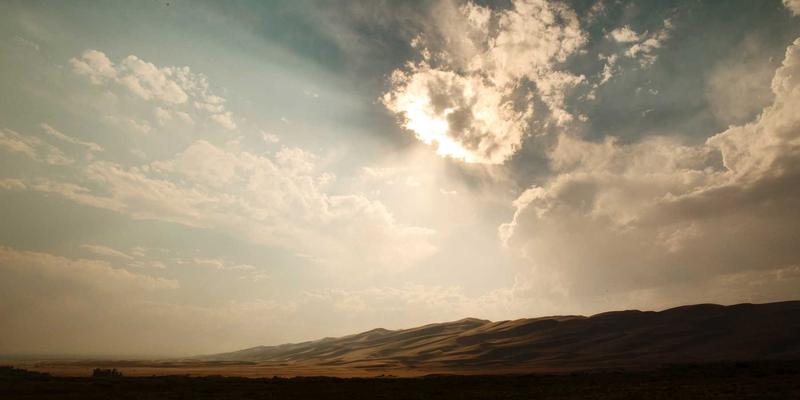 被忽视的黄金广告位：如何挖掘广告招牌背面的营销与公益价值